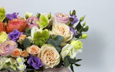 beyaz arka plan çiçek arka plan güzel çiçek aranjmanı