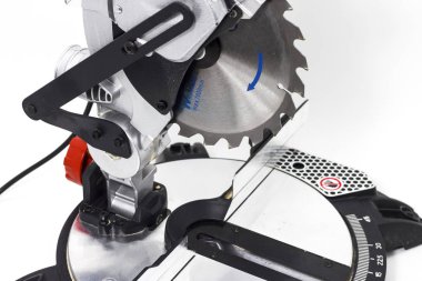 beyaz arka plan gönye testere bıçak üzerinde gönye dairesel testere beyaz arka plan el marangoz aletleri üzerinde bıçak