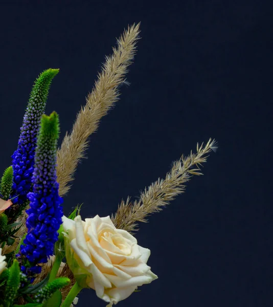 Gemengd boeket van bloemen close-up vrije ruimte voor uw tekst — Stockfoto