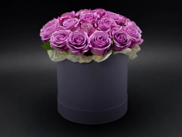 Roses in a hat box on a dark background isolated — Stock Photo, Image