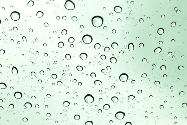 Vista cielo attraverso il finestrino dell'auto con gocce di pioggia . — Foto Stock
