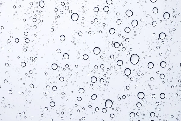 Vista del cielo a través de la ventana del coche con gotas de lluvia . — Foto de Stock