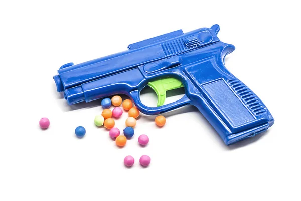 beyaz zemin üzerinde oyuncak tabanca.