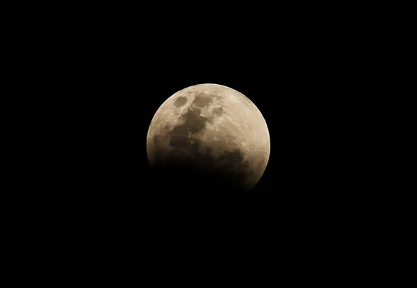 La pleine lune dans la nuit noire commence l'éclipse lunaire et le Bloo — Photo