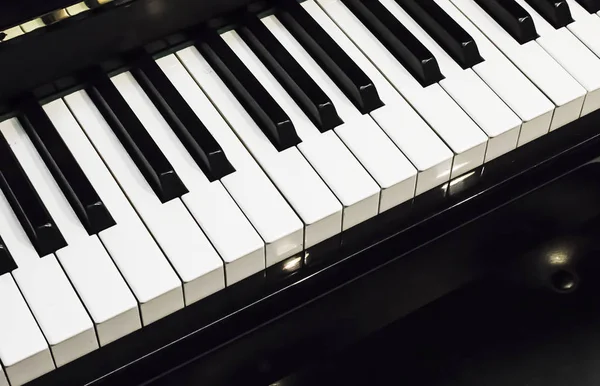 piano keyboard on black piano.