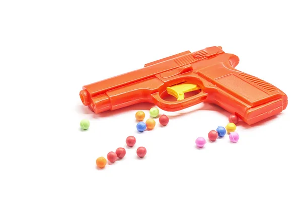 beyaz zemin üzerinde oyuncak tabanca.