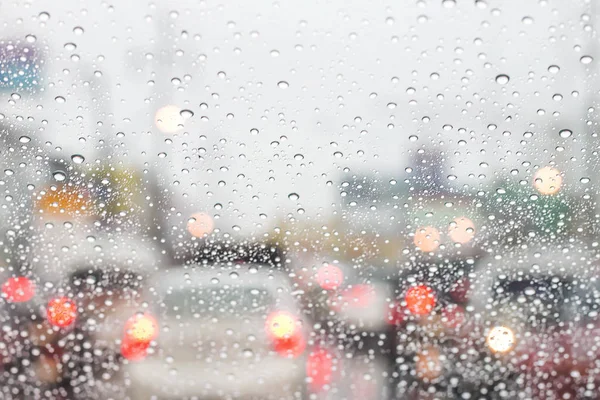 Yağmur ile araba penceresinden sokak görünümü.