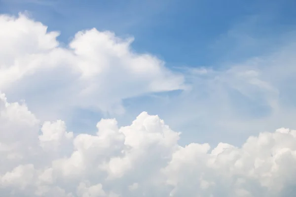 Mooie witte wolken in de lucht. — Stockfoto