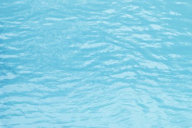 Mavi su yüzeyi dalgalanıyor. Mavi temiz su jakuzide.