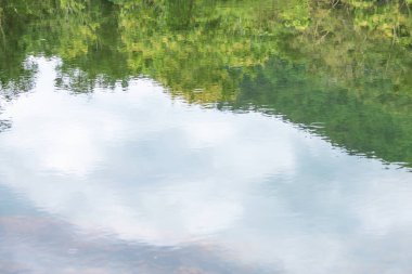 Yüzeydeki güzel dağların yansıması.