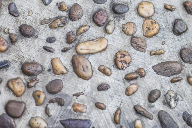 Arkaplan veya doku için çakıl taşı tabanı kullanımı.