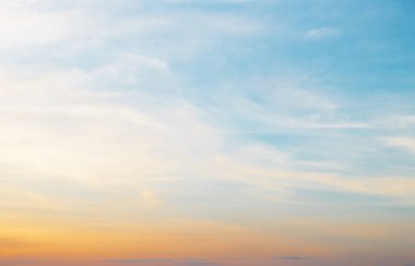 Bulutlar ve mavi gökyüzü ile akşam ışığı.