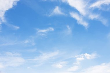 Fantastik yumuşak beyaz bulutlar mavi gökyüzü arka plan.