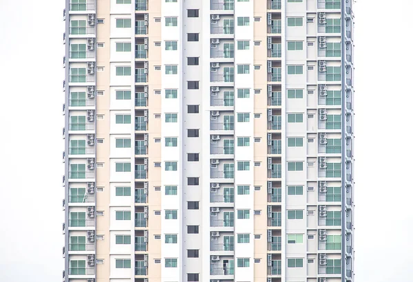 Окна и балконы, многоэтажные жилые дома, красивые — стоковое фото