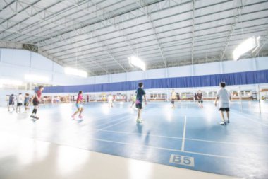 Badminton Court 'un bulanık görüntüsü, spor yapan insanlar