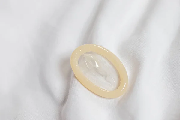Preservativos Estão Prontos Para Serem Usados Roupas Cama Brancas — Fotografia de Stock