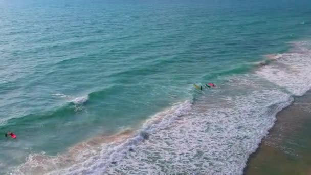 Серферів Серфінгу Хвилі Середземному Морі — стокове відео