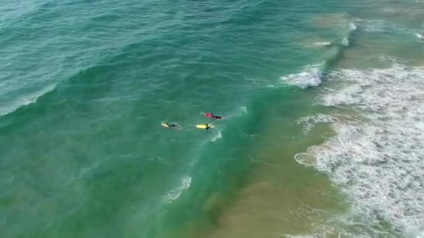 Surfistas Atrapan Olas Mediterráneo — Vídeo de stock