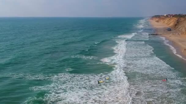 Surfere Fanger Bølgerne Havet – Stock-video