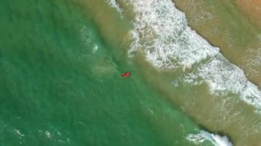 Sörfçüyukarıdan denizin güzel görünümü