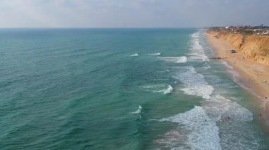 Üst görünüm dalgasında sörfçü