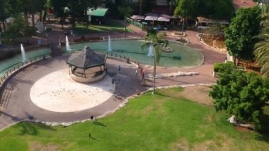 Çardaklar, güvercinler ve çeşmeler ile güzel park