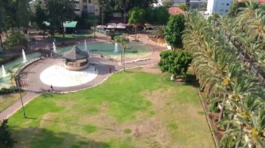 Çardaklar ve çeşmeler ile güzel park