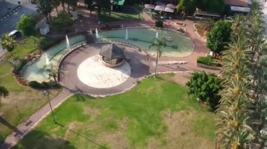 Drone çardak üzerinde parkta uçar