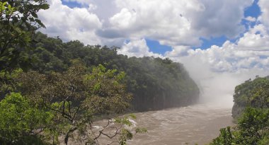 Şelaleler en güzel doğa fenomenlerinden biridir. Ve hemen hemen hepsi sonsuza kadar hayran olabilir