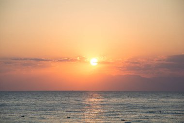 Sahilde denizde gün batımının enfes renkleri, masmavi sahil, güzel doğa