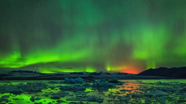 Kuzey Işıkları veya Aurora Borealis, gece gökyüzünü gün üstü, gerçeküstü renklerle boyayabilen doğal bir fenomendir. Kuzey Kutbu'ndaki güzel Kuzey ışıkları