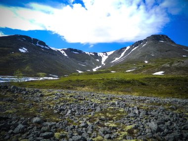 Göller temiz ve mavi gökyüzü, ağaçlar ve dağlar ile Kuzey favori doğası
