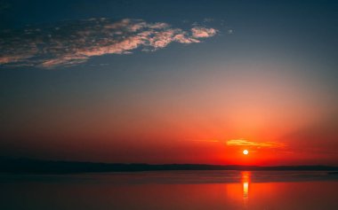 Bilirsin, sahilde gün batımı yürüyüşü.