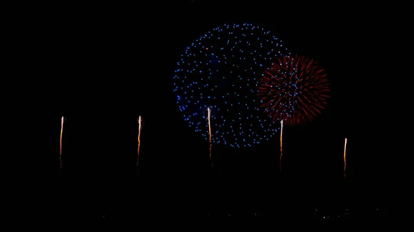 明るいボケの背景にカラフルな花火 花火大会の背景 クリスマス コピースペース — ストック写真