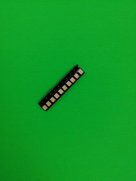 Pequenos Novos Componentes Smd Embalagens Pretas Uma Superfície Verde — Fotografia de Stock