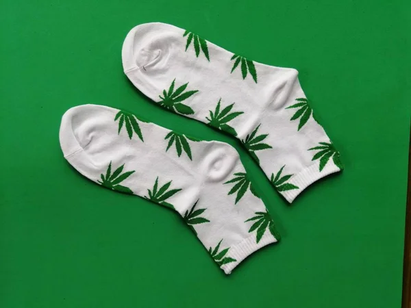 Limpia Nuevos Calcetines Blancos Cannabis Sobre Fondo Verde Cerca —  Fotos de Stock