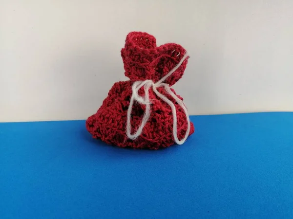 Spielzeug Rote Tasche Mit Weißem Faden Gebunden Auf Einem Blau — Stockfoto