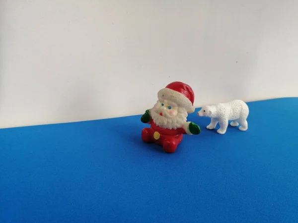 Frohe Weihnachten Weihnachtsmann Mit Einem Eisbären Grüßt Auf Einem Blau — Stockfoto