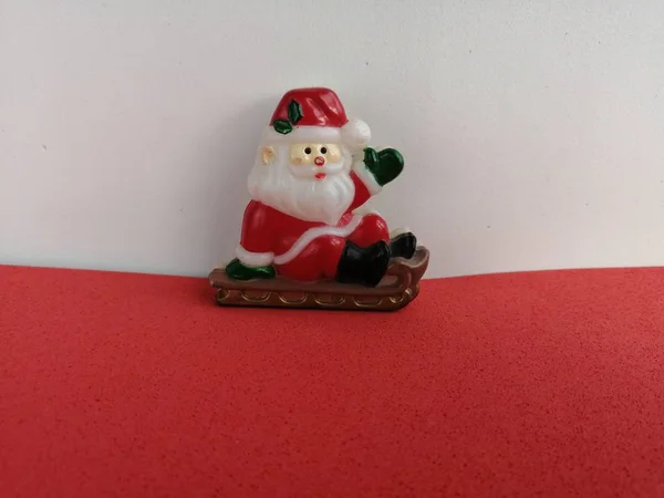 Рождеством Санта Клаус Санях Приветствует Красно Белом Фоне Снятый Реальным — стоковое фото