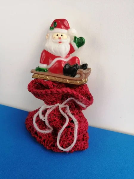 Julenissen Hilser Stor Julegave Med Gaver Bundet Med Hvit Tråd – stockfoto