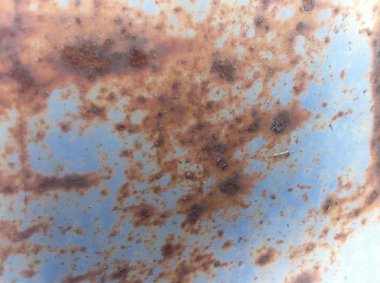 Güzel bir arka plan ve eski paslı bir metalin dokusu açık havada yakın plan çekilmiş.