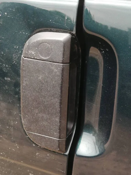 Stary Czarny Plastikowy Uchwyt Drzwi Samochodu Sfilmowane Zewnątrz Zbliżenie — Zdjęcie stockowe