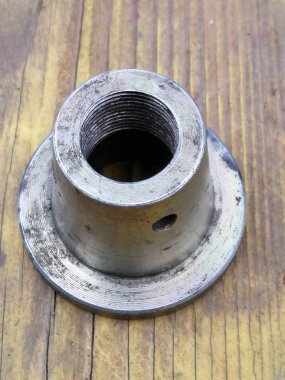 açık renkli ahşap yüzeyde beyaz üzerinde eski metal yuvarlak ürün gerçek doğal yakın çekim tarafından çekilen açık havada