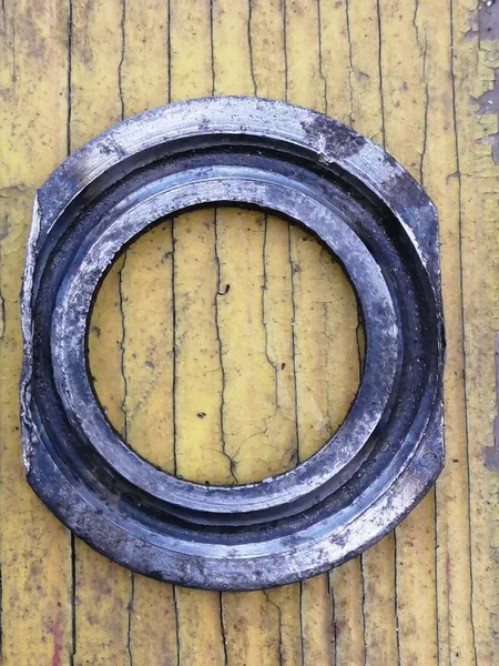 Metalen Product Oude Ronde Ring Van Onregelmatige Vorm Een Lichte — Stockfoto