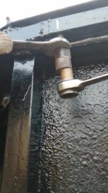 gerçek bir doğal çekim ile siyah bir yüzey çekim karşı elinizde araçları ile egzoz somun yükleme işlemi