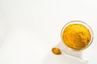 Kökler ve zerdeçal tozu - Curcuma zerdeçal kökü (curcumin) beyaz arkaplan