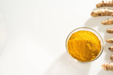 Kökler ve zerdeçal tozu - Curcuma zerdeçal kökü (curcumin) beyaz arkaplan