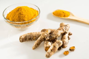 Organik zerdeçal tozu, Curcuma longa. Üst görünüm