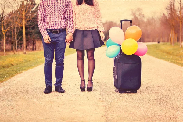 Couple holding hands ready for a trip with suitcase — Stock Photo, Image