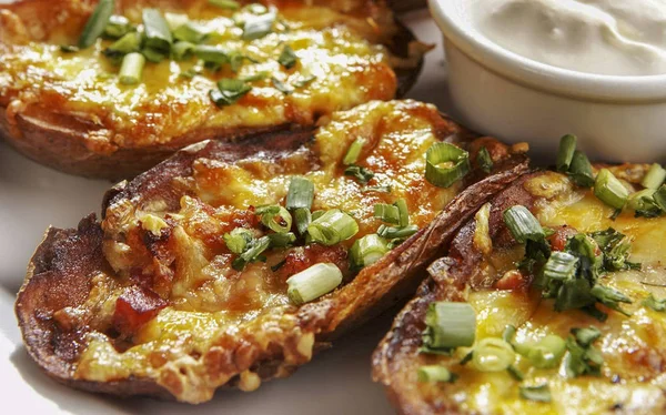 Berengenas recheadas com tomate, tofu e queijo gratinado — Fotografia de Stock